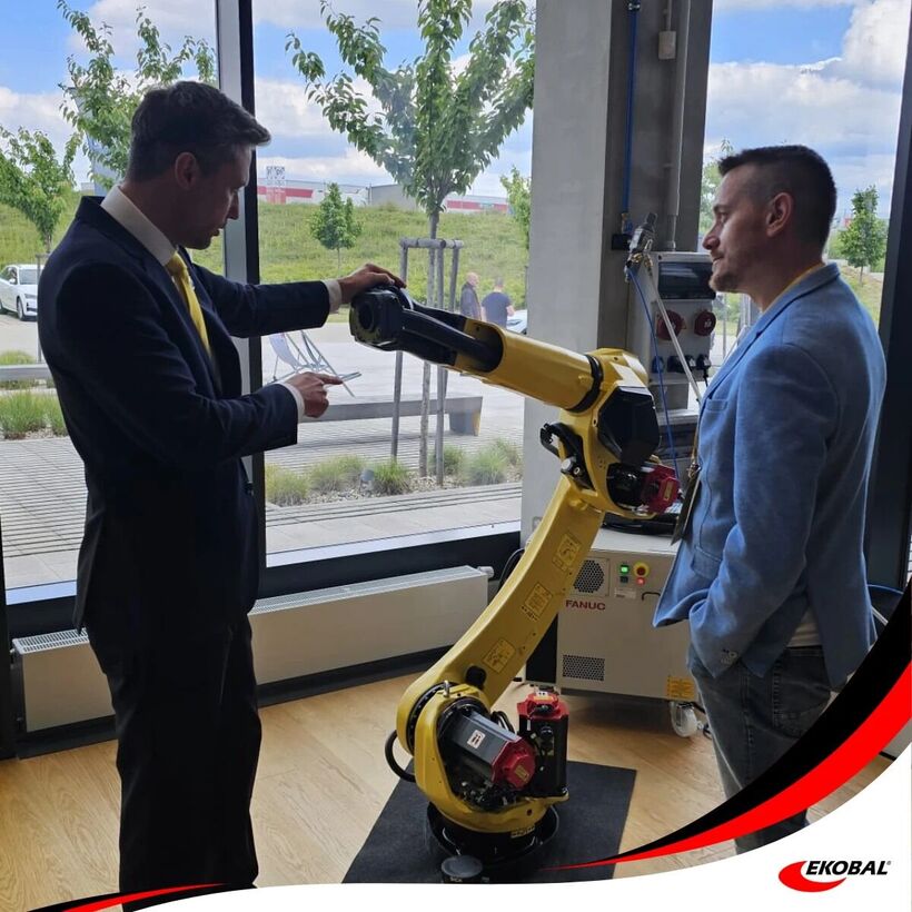Zdeněk Křivský z Ekobalu u průmyslového robota FANUC